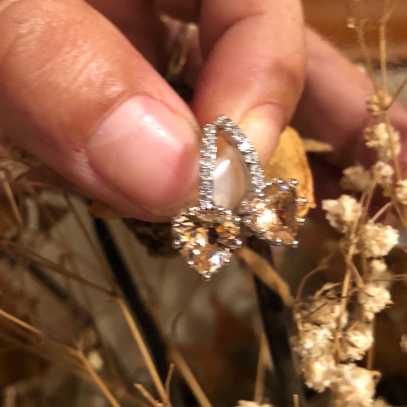 18K Heart Shaped Cubic Zirconia Champagne Hoop Ear - Picture 3 of 7